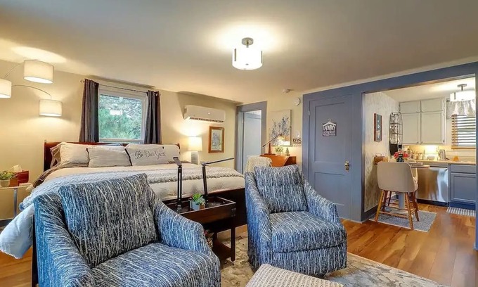 Texarkana House | Pecan Carriage House: Stylish, cozy, & safe