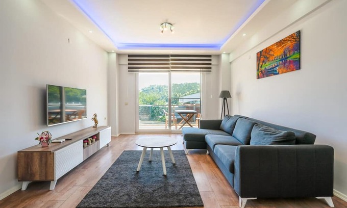 Kemer Apartment | Modern Flat near Public Transportation in Kemer