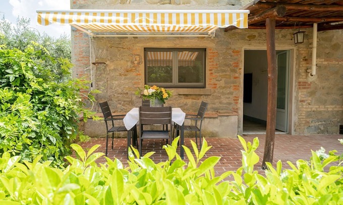 Vernazzano Basso Villa | Lovely apartment in villa with pool, WIFI, patio, pets allowed and parking, close to Cortona