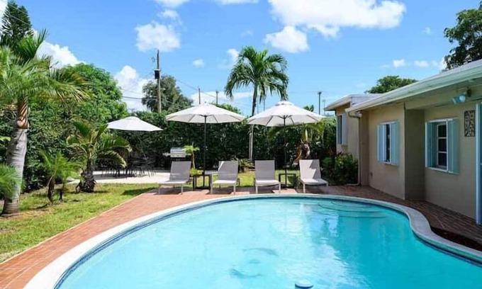 West Hollywood Apartment | 3 Bedroom 808404 by Houzlet