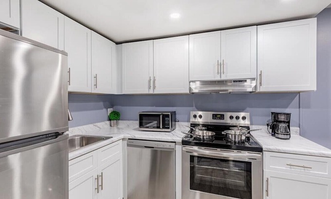 Towson Apartment | Heart of Towson *Parking*Gym*Pool*Gym*Smart TV