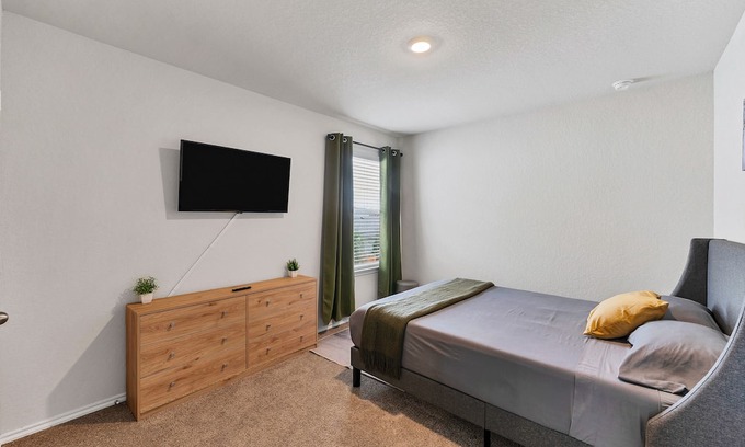 San Antonio House | NEW Private Queen BR w/ dedicated workstation