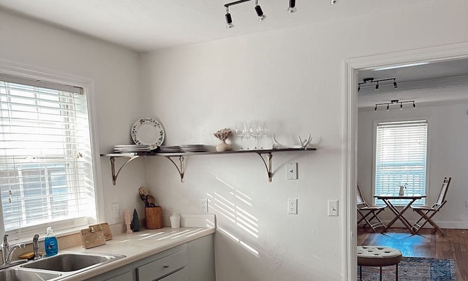 Lake City House | Stylish Retro cottage. Sleeps up to 7. Close to ball parks, lakes, and springs!