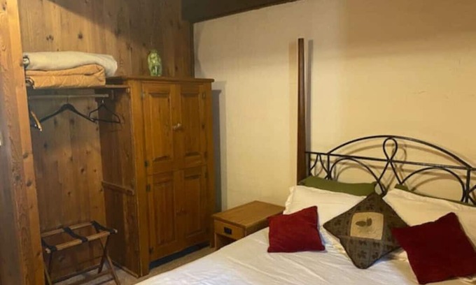 Glenwood Springs Cabin | North Facing Room #13