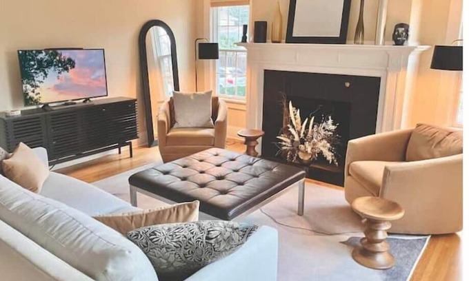 Northeast Minneapolis House | Sunny penthouse-style living with private deck