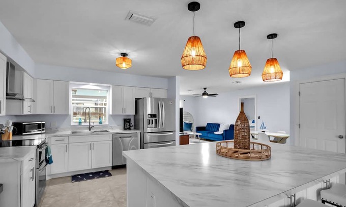 Pelican House | Cape Harbour HideAway