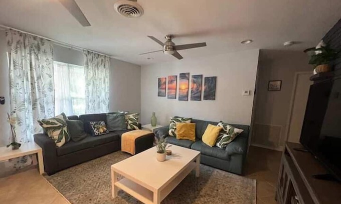 Coral Heights Apartment | 3 Bedroom 751272 by Houzlet