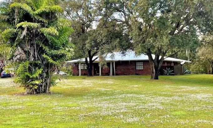 Palm City Apartment | 3 Bedroom 793773 by Houzlet