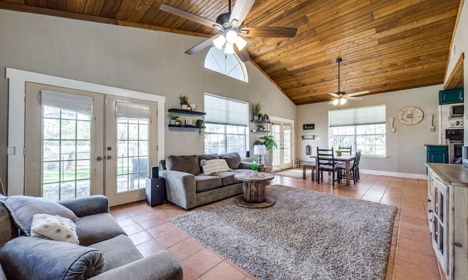 Vance Jackson Cottage | Charming Guesthouse-Centrally Located