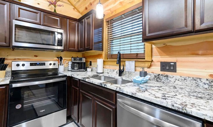 Smithville Cabin | Homey 2 BR Cabin