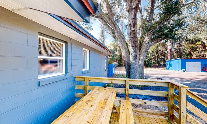 Fernandina Beach House | Bright & charming getaway with generous yard, W/D, & deck - near beaches & golf