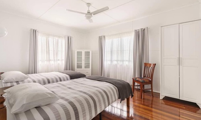 Torquay House | Family home in Torquay 5 min to beach/restaurants