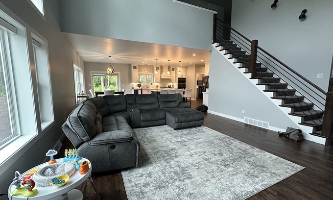 Black Wolf House | 5 Bed 2.5 Bath! Minutes to Seaplane Base! Water access! Perfect for EAA!