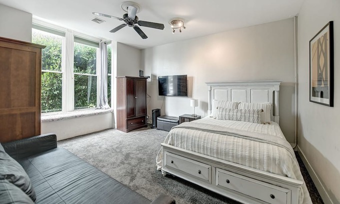 Cow Hollow Apartment | 4 Bedroom flat in ideal location by upscale shops, cafes. Fast WiFi