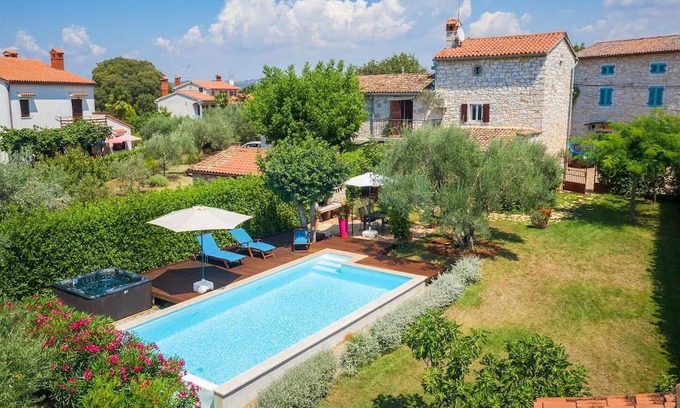 Rosini House | Villa Rossa is a charming renovated Istrian stone house located in the village Rosini near Porec.