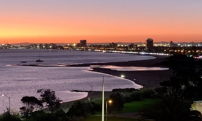 St Kilda Apartment | Beachfront Spacious 3brm Unit in St Kilda with Stunning Bay & City Views