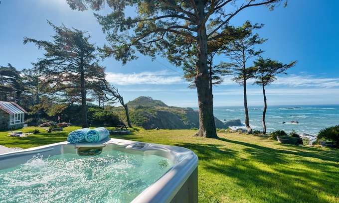 Gold Beach House | Pirate Cove Retreat - Epic Ocean Views, Beach Path