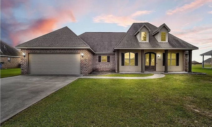 Iowa House | House in quiet Iowa near Lake Charles + EV charger