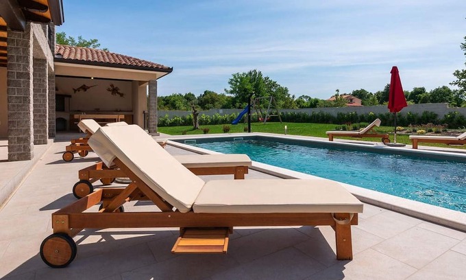 Topid House | Villa Mercedes is a nice newly built holiday home with swimming pool near Labin.