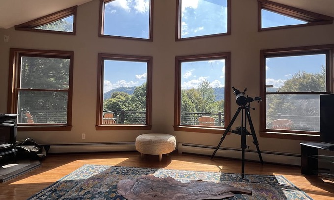 Davenport House | Eagle Rock - Renovated 3 bdrm, amazing deck, quiet location