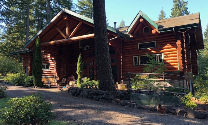 Eugene House | Spectacular log lodge on 5 acres of parkland 10 minutes from Eugene town
