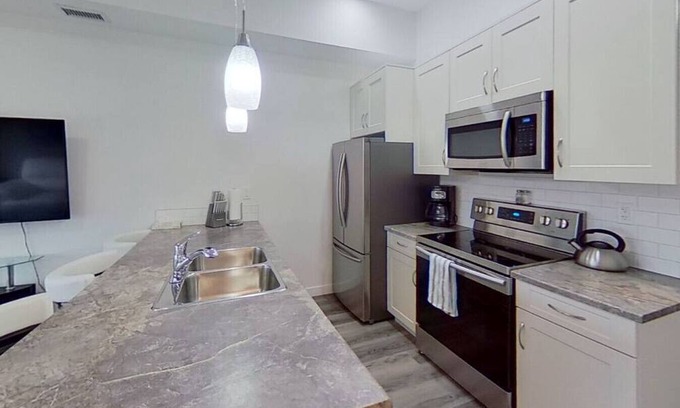 Hinton Apartment | King Suite at Creekstone
