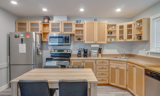 Port Alberni House | The Bear Guest House: Charming 1 bedroom house with private patio!