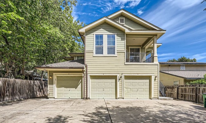 North Loop House | New Listing! 3/2 Centrally located Close to DT!