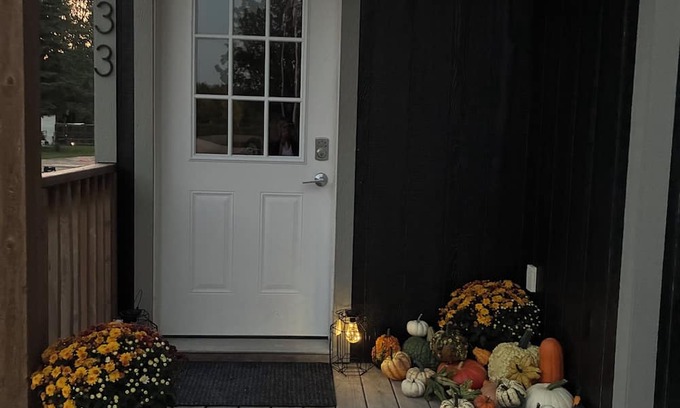 Selkirk Cabin | Cozy 2 room cabin viewing the water from your front deck.