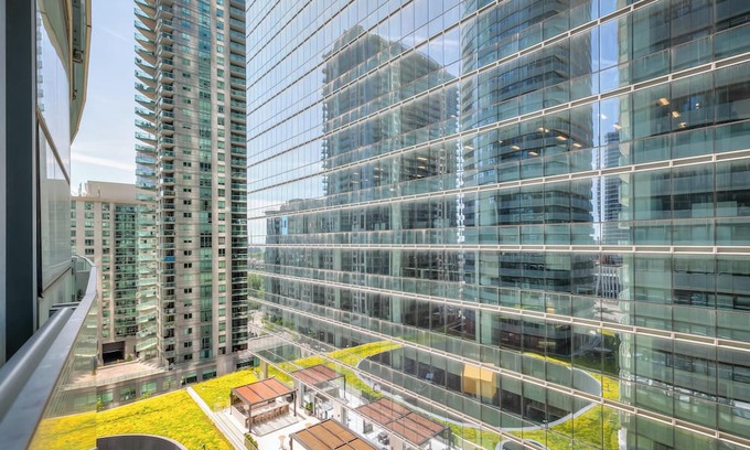 Toronto Entertainment District Apartment | York Street Suites Toronto