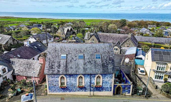 Llwyngwril Cottage | Salem The Blue Chapel - sleeps 6 guests in 3 bedrooms