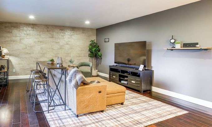 Pleasant Valley Apartment | Commuter-Friendly Vancouver Rental w/Yard