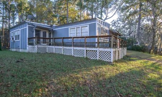 Karnack Cottage | Riverfront Cottage with Fire Pit and Cozy Interior Perfect for Groups in Texas