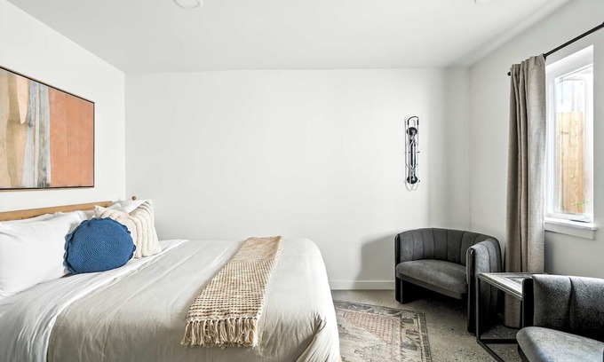 Kerns Apartment | Kerns Studio Near Coffee, Dining & Transit