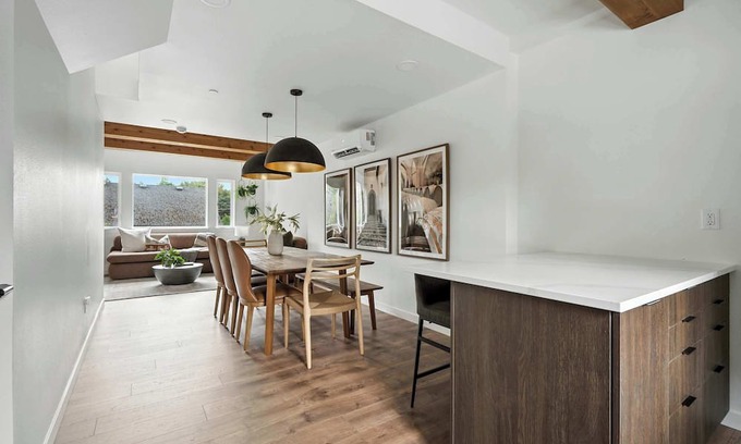 Kerns House | Luxury 2BR Walkable Best Location Fast WiFi