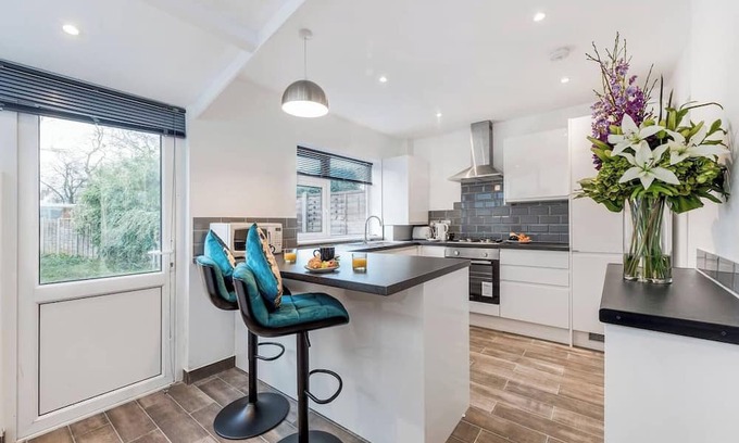 Selhurst House | Glamorous Spacious House