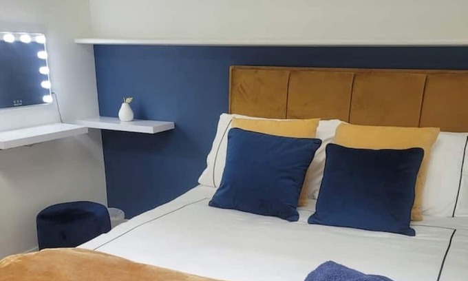 Westport Apartment | Spacious 1-bed Apartment, 4 rooms, free parking, central location