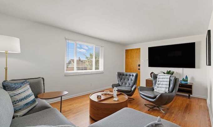Bellevue Apartment | Modern Bellevue Retreat – Near Stadiums & Downtown