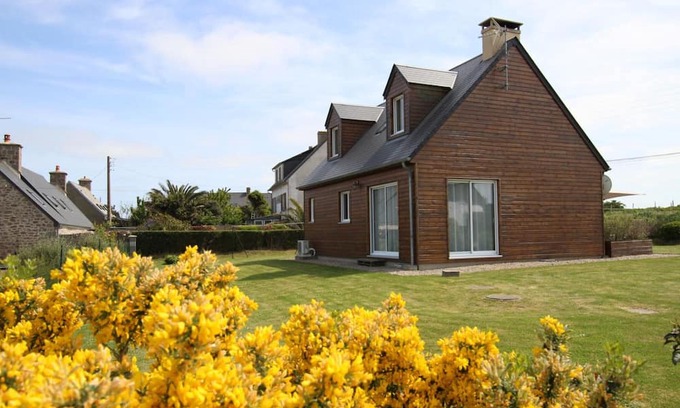 Montfarville Cottage | Modern wooden house, near Barfleur, WiFi, bikes, private garden