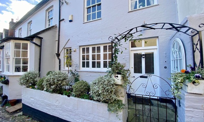 Marlborough House | 17th century Coach House - Pet & Family Friendly