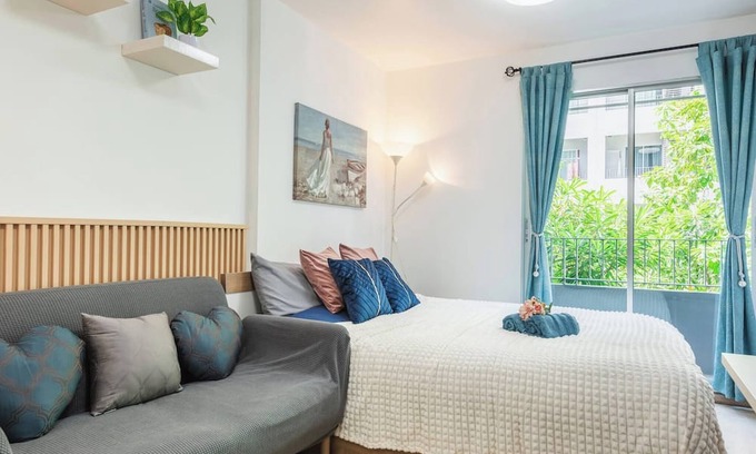 Bang Chak Apartment | Modern Bangkok Apartment with Pool & Fitness