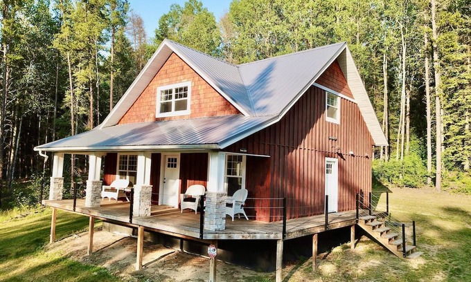 Salol Cabin | Cabin/bunkhouse for hockey teams, bird watchers, ATV/Snowmobilers, family events