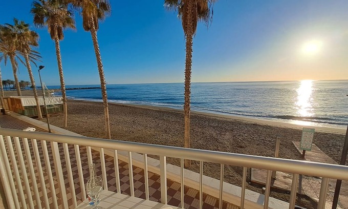 Torrenueva Apartment | Apartment 'Frente Al Mar Y A Pie De Playa' with Balcony, Wi-Fi and Air Conditioning
