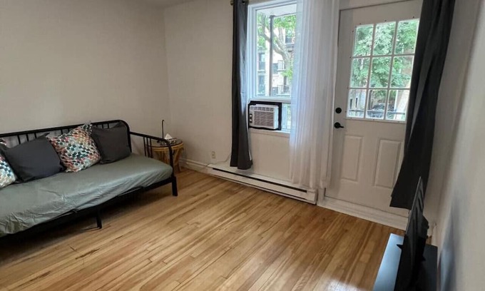 Maizerets Apartment | Cozy Stay 2 minutes from the child Jesus and 5 Mins from old Qc