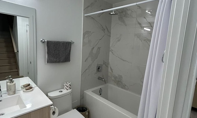 Port Credit House | Chic retreat in the heart of Beautiful Port Credit