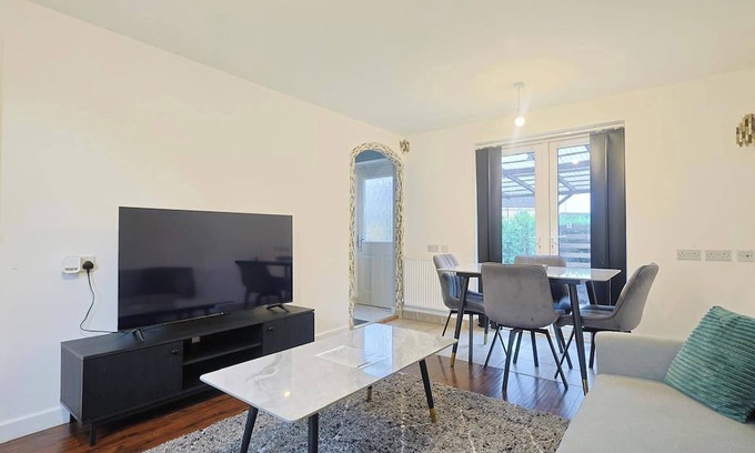 Levenshulme House | Manchester 3-Beds, Sleeps 6 with Onsite Parking