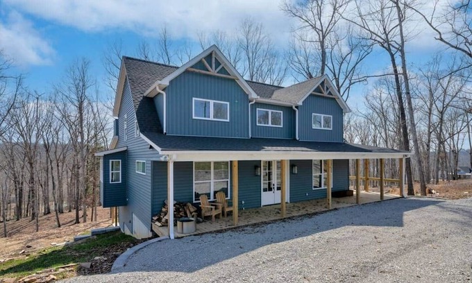 Clarkson House | Luxury Nolin Lake Private Retreat | Sleeps 14