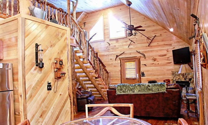 Henlawson Cabin | Deluxe 2 Bedroom Log Cabin