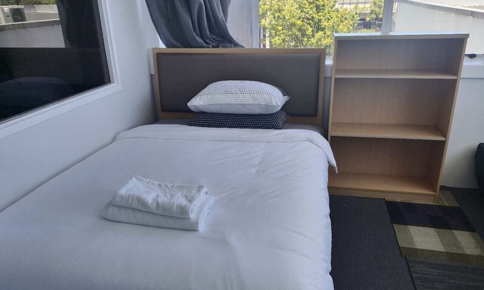 Auckland Apartment | 6 Beds including 1 DBL Bed, 1 Single Bed, 4 Singgle Sofa Bed in 1 Room & 1 Lounge