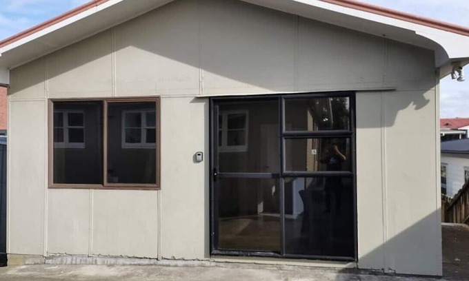 Mount Albert Ski Chalet | 6 Beds including 4 Double Beds and 2 Sofa Bed Garden Chalet, 8 Renton Road, Mt Albert, Auckland